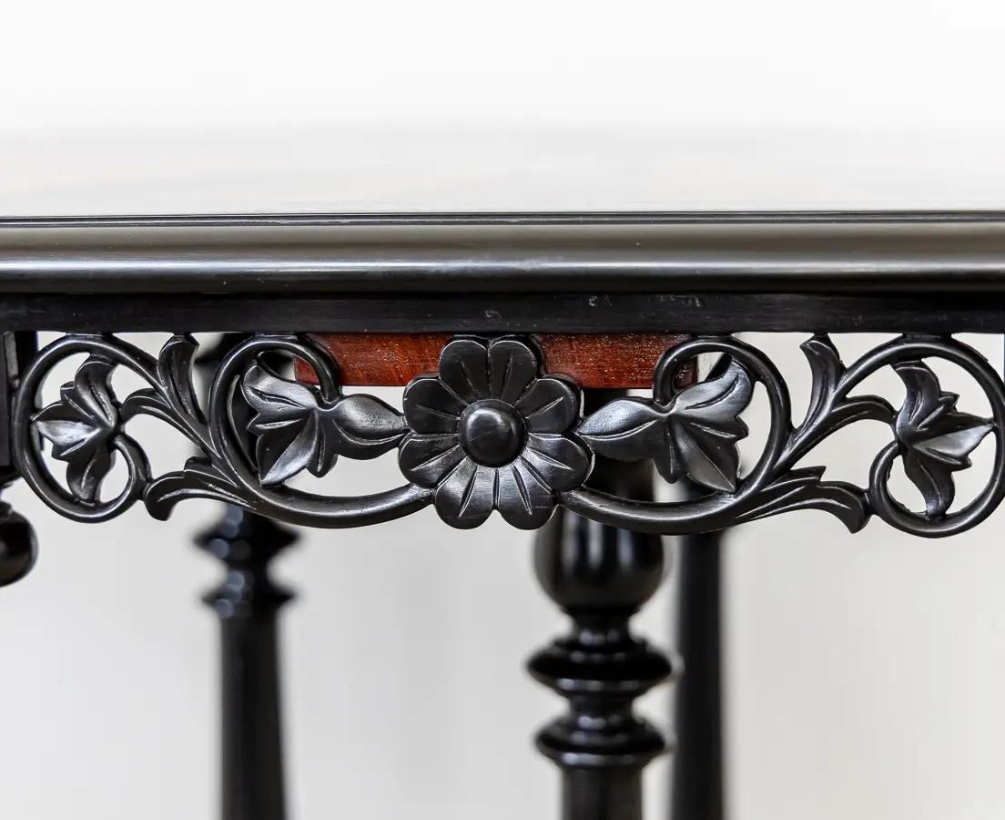 TAB-663 Dutch Speciman Table-L1e